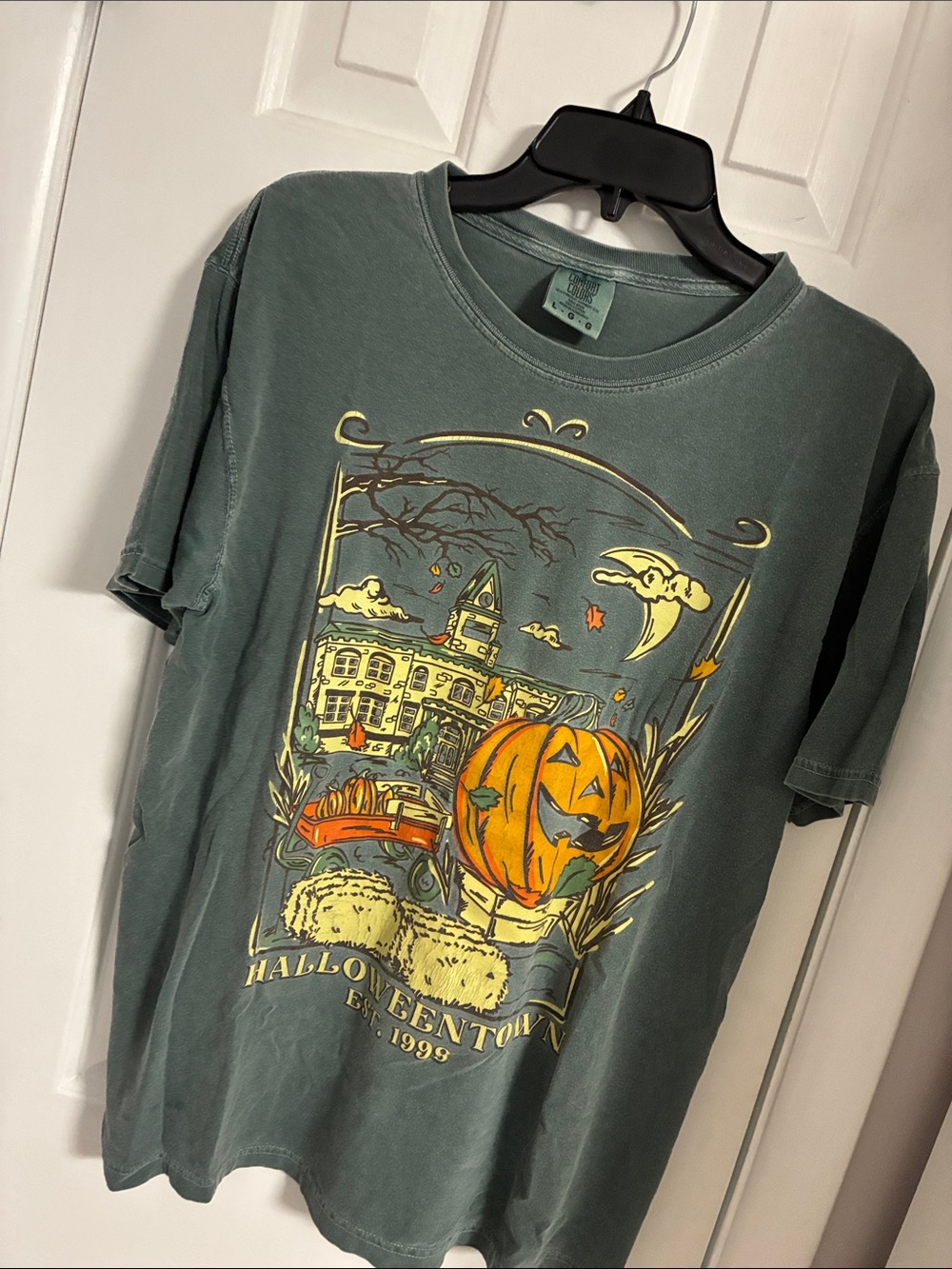Vintage-Style Green Halloween Pumpkin Graphic Tee Disney Halloweentown
